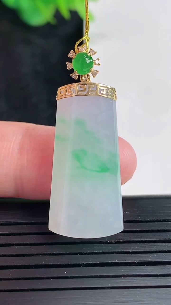 天然A货翡翠无事牌吊坠，尺寸29-14-5.8重量:5.98g
4月21日