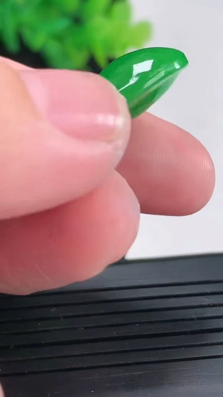 天然A货翡翠福豆吊坠，尺寸41.5-16.5-10重量:10.57g
4月21日