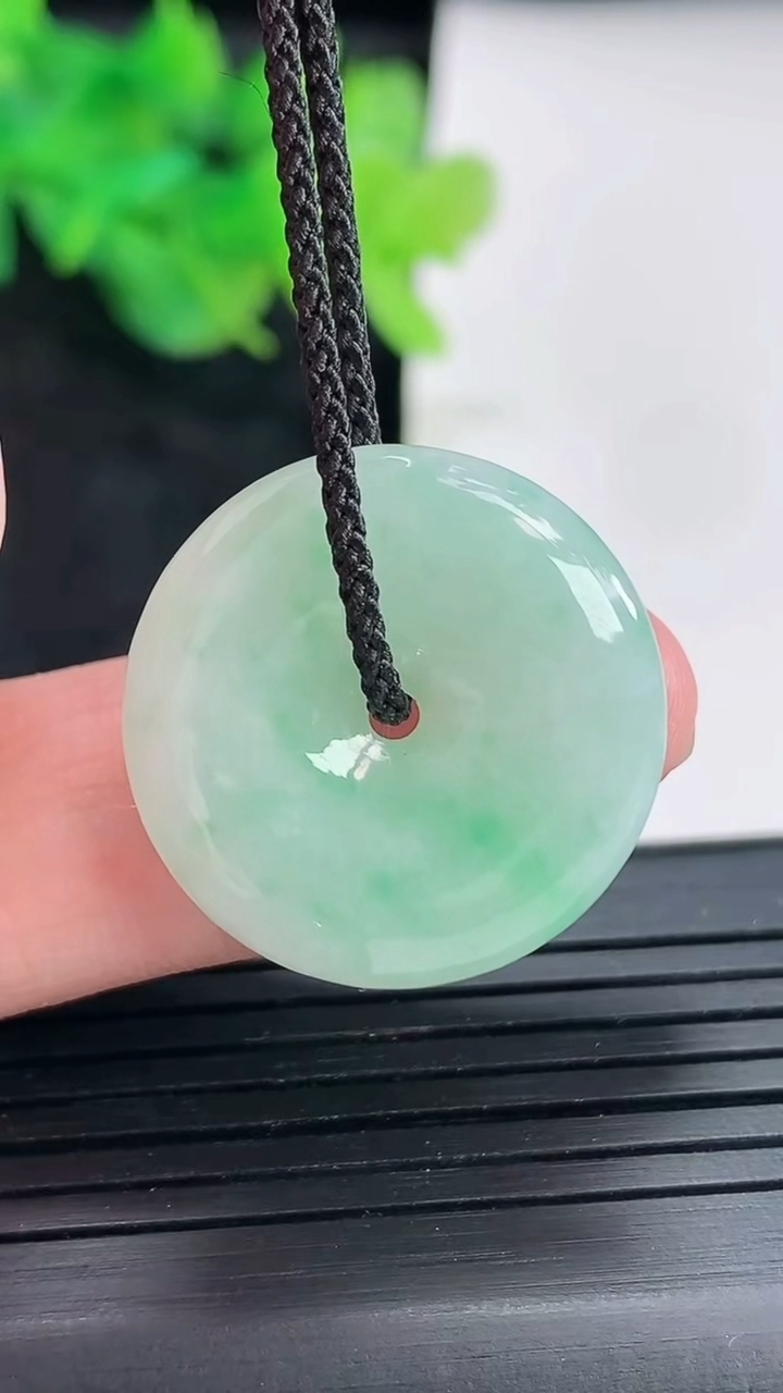 天然A货翡翠平安扣吊坠，尺寸23.5-5重量:5.13g
4月21日