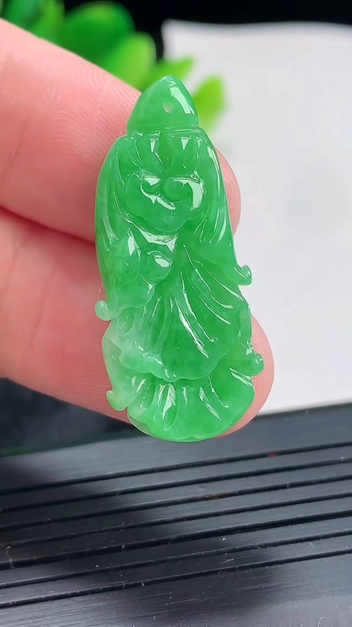 天然A货翡翠白菜吊坠，尺寸34-15-5重量:3.67g
4月21日