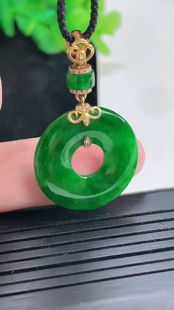 天然A货翡翠平安环吊坠，尺寸22.5-2.8重量:3.79g
4月21日