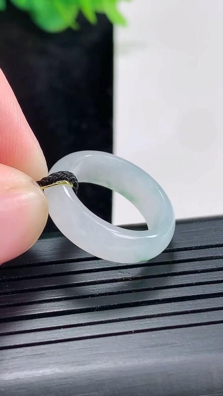 天然A货翡翠飘花玉指环戒指，尺寸16.5-6-2.8重量:2.99g2026年4月21日
工厂直销收藏佳品,种好水足，色泽均匀，有种有色，上手高大气！