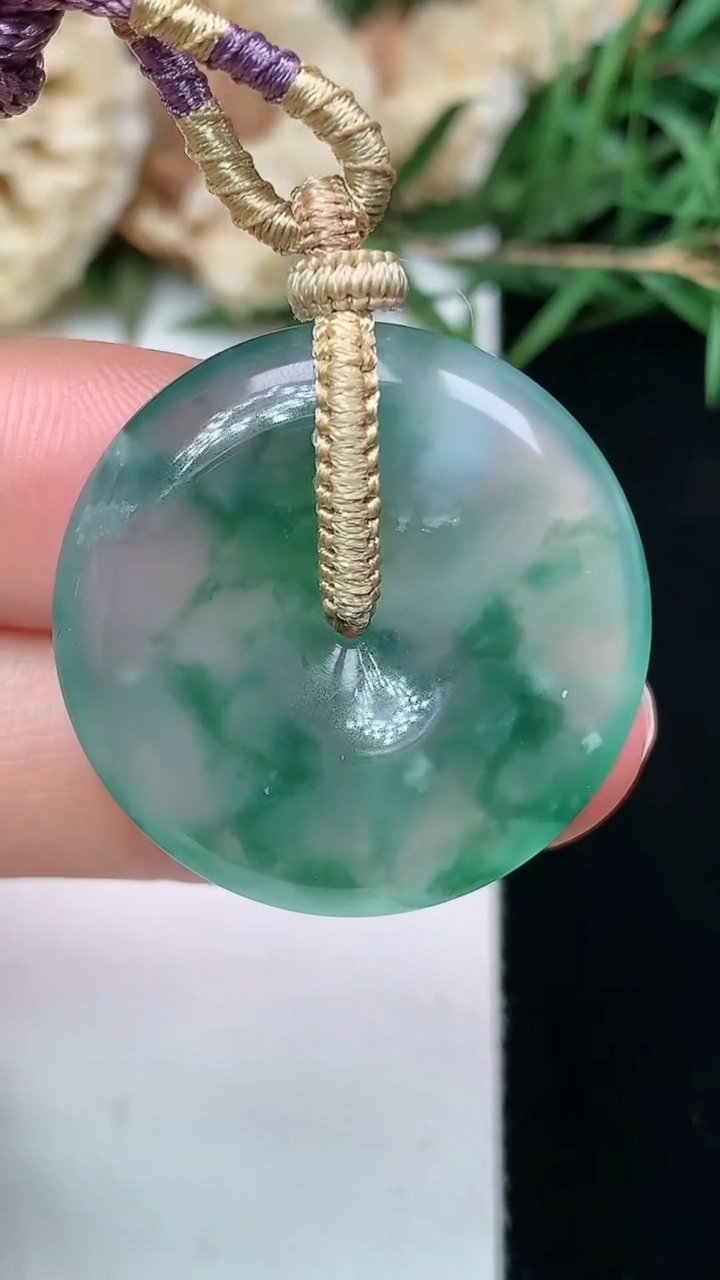 天然A货翡翠飘花平安扣吊坠，尺寸26.4-5.8，重量:10.41g
4月21日