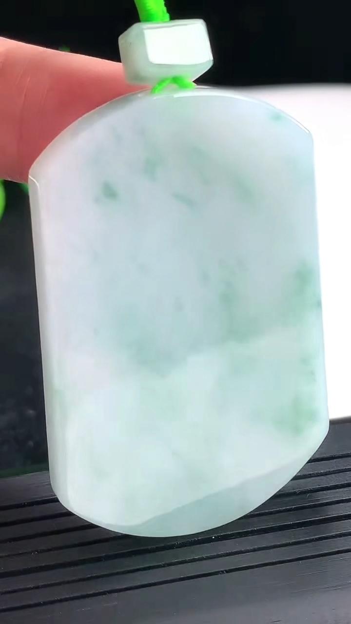 天然A货翡翠飘花无事牌吊坠，尺寸52.5-35-5.5重量:32.03g
4月21日