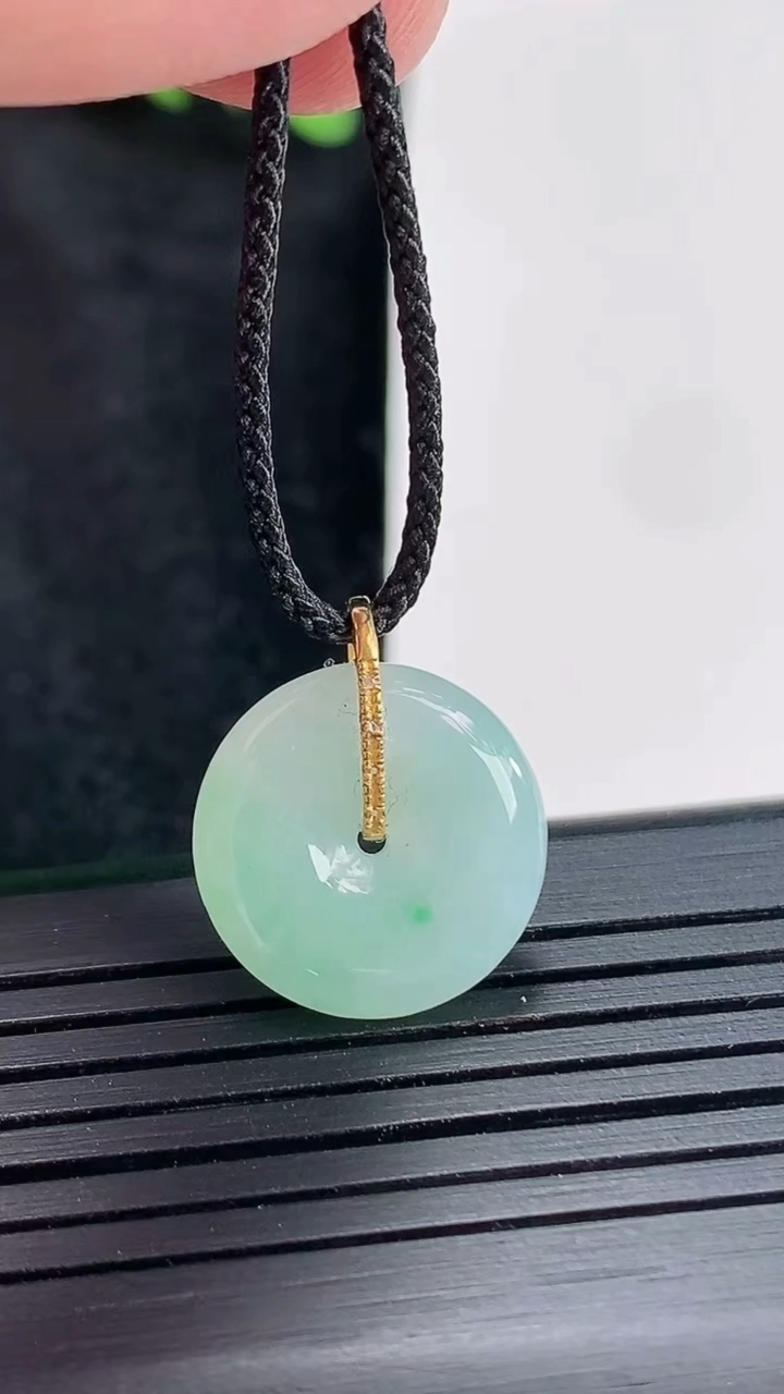 天然A货翡翠平安扣吊坠，尺寸16-4重量:2.28g
4月21日