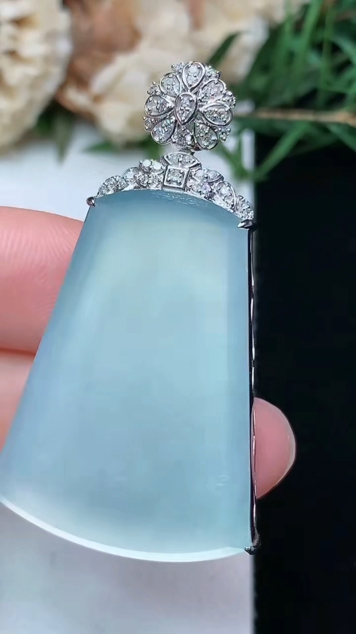 天然A货翡翠白冰无事牌吊坠，尺寸32-23.6-7.4，重量:9.36g
4月21日