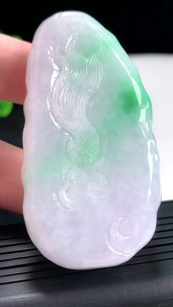 天然A货翡翠龙牌吊坠，尺寸71-36.5-14重量:76.36g
4月21日