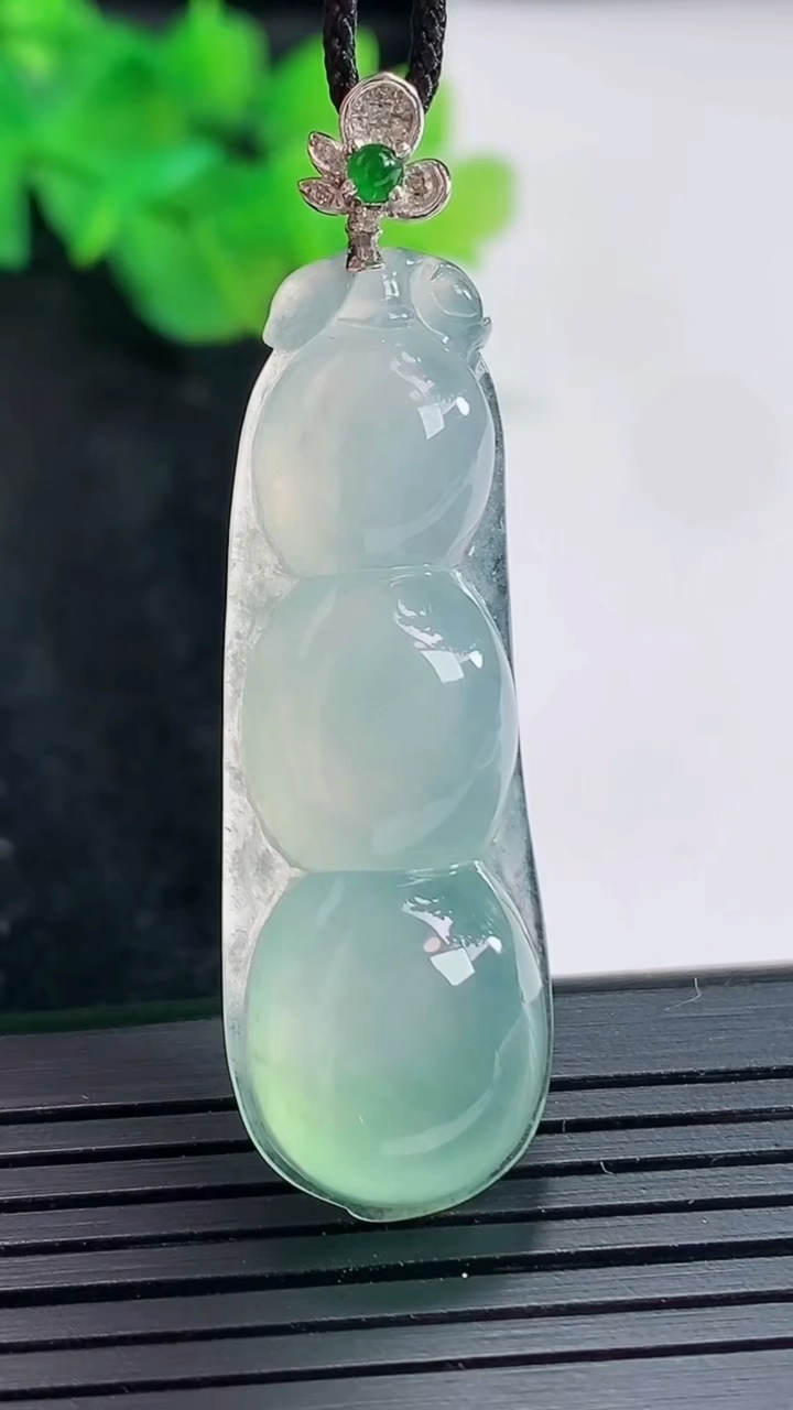 天然A货翡翠福豆吊坠，尺寸42-15-6.5重量:7.99g
4月21日