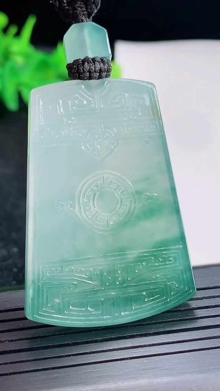 天然A货翡翠种飘花仿古无事牌吊坠，尺寸46-32.6-5.2重量:27.31g
4月21日