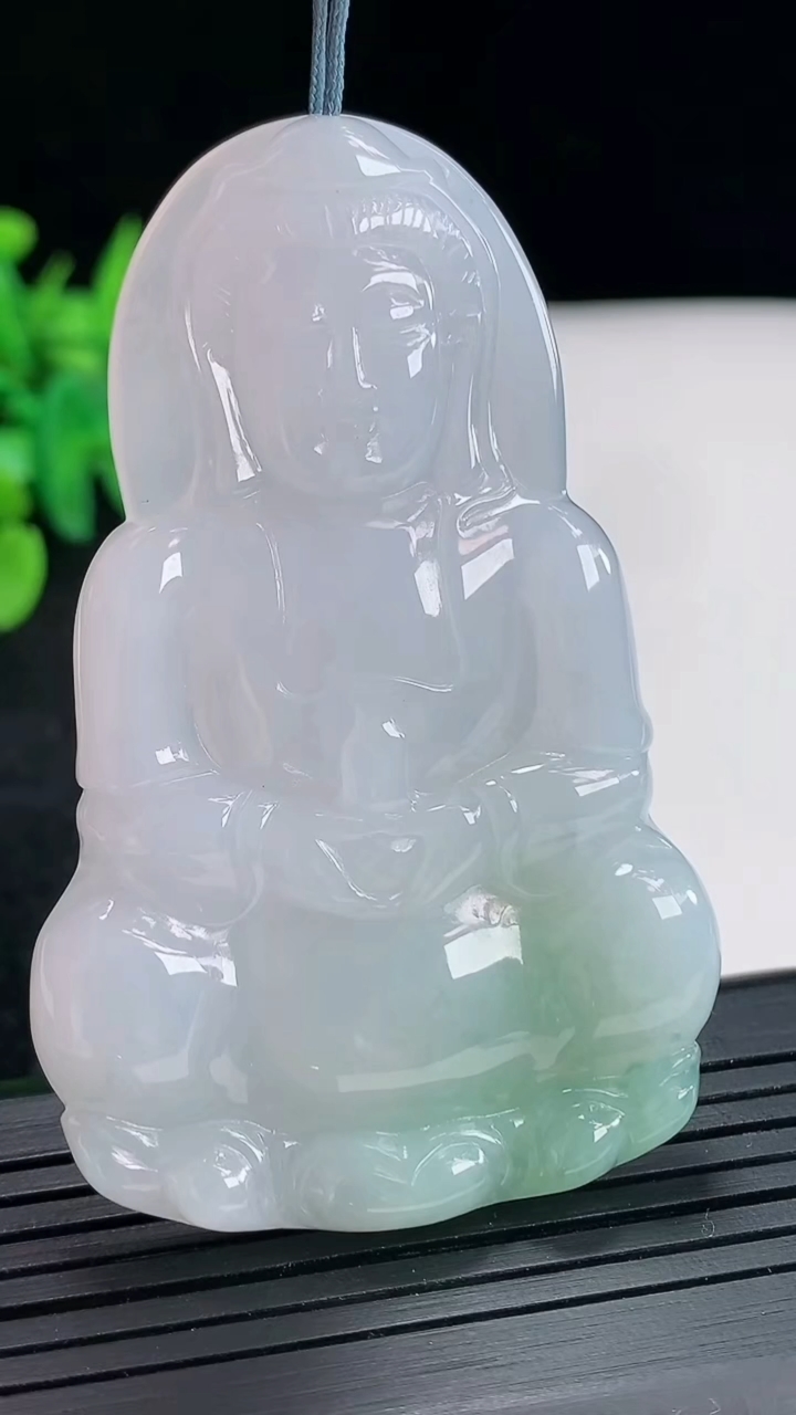 天然A货翡翠正装观音吊坠，尺寸63.5-40-5.8重量:26.52g
4月21日