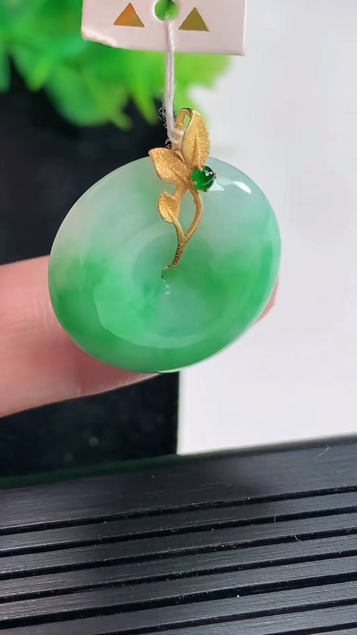 天然A货翡翠平安扣吊坠，尺寸22.8-6.8重量:7.26g
4月21日