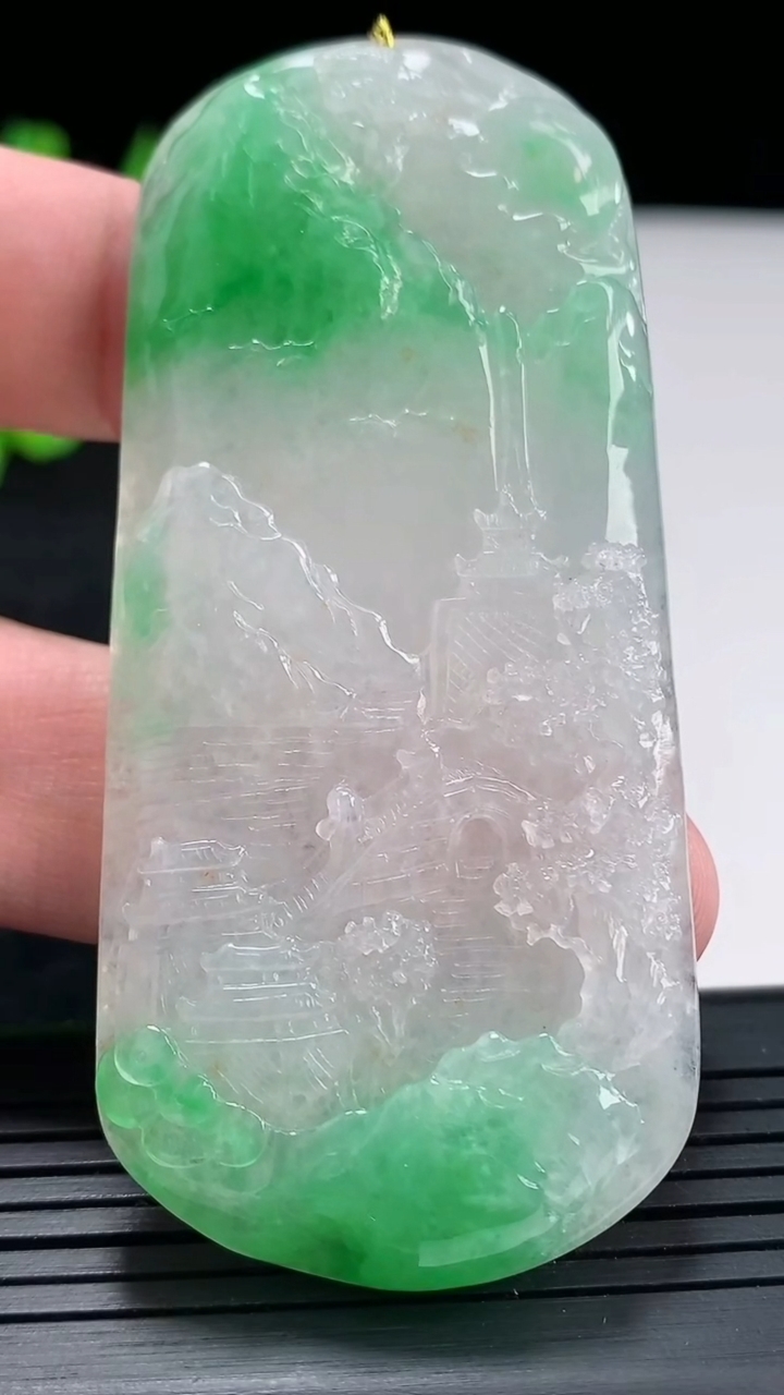 天然A货翡翠山水牌吊坠，尺寸76.6-34.5-7重量:14.08g
4月21日