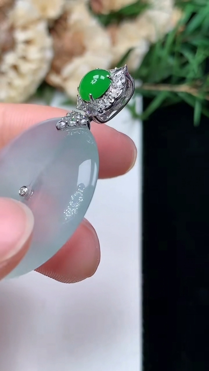 天然A货翡翠白冰平安扣吊坠，尺寸28.6-4.9，重量:9.00g
4月21日