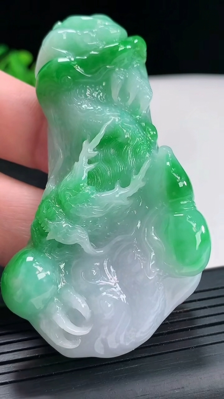 天然A货翡翠龙牌吊坠，尺寸3.6-41.5-13.5重量:59.30g
4月21日