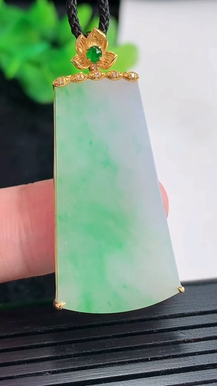 天然A货翡翠无事牌吊坠，尺寸42.5-20-4，裸石35.5-19.5重量:7.15g
4月21日