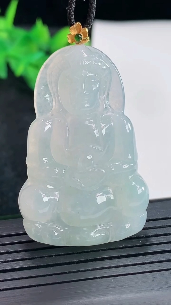 天然A货翡翠正装观音吊坠，尺寸46-30.6-6.6重量:15.22g
4月21日