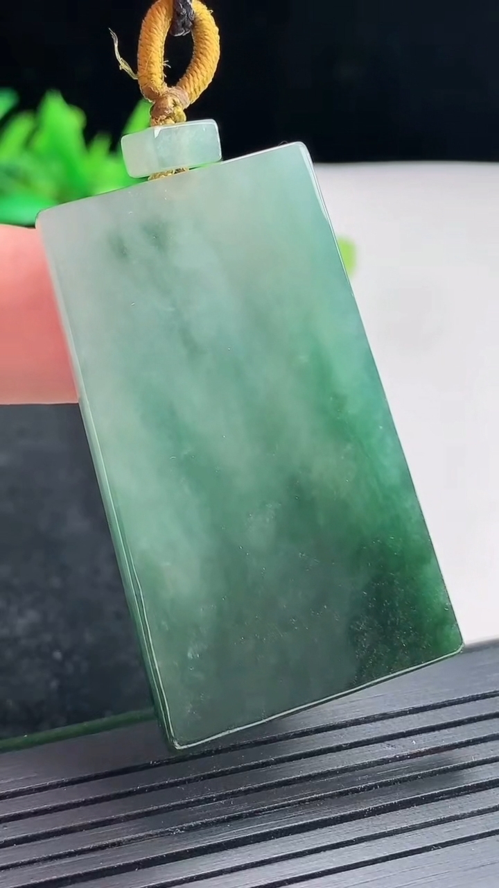 天然A货翡翠飘花无事牌吊坠，尺寸48-28.5-5重量:22.42g
4月21日