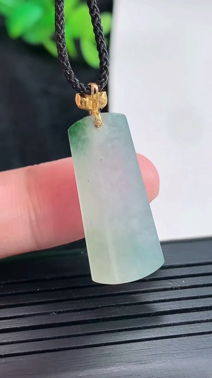 天然A货翡翠18k金飘花无事牌吊坠，尺寸28-12.5-7重量:4.32g
4月21日