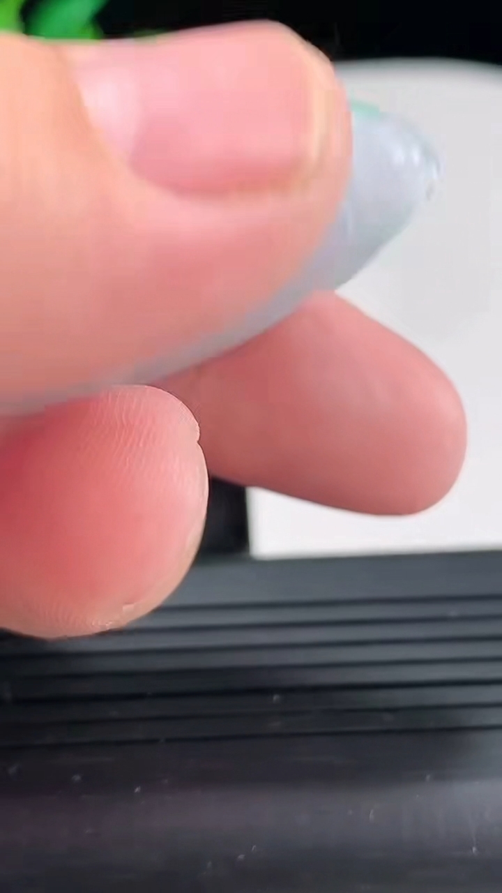 天然A货翡翠春带彩 紫罗兰福瓜吊坠，尺寸47-24-12重量:27.13g
4月21日