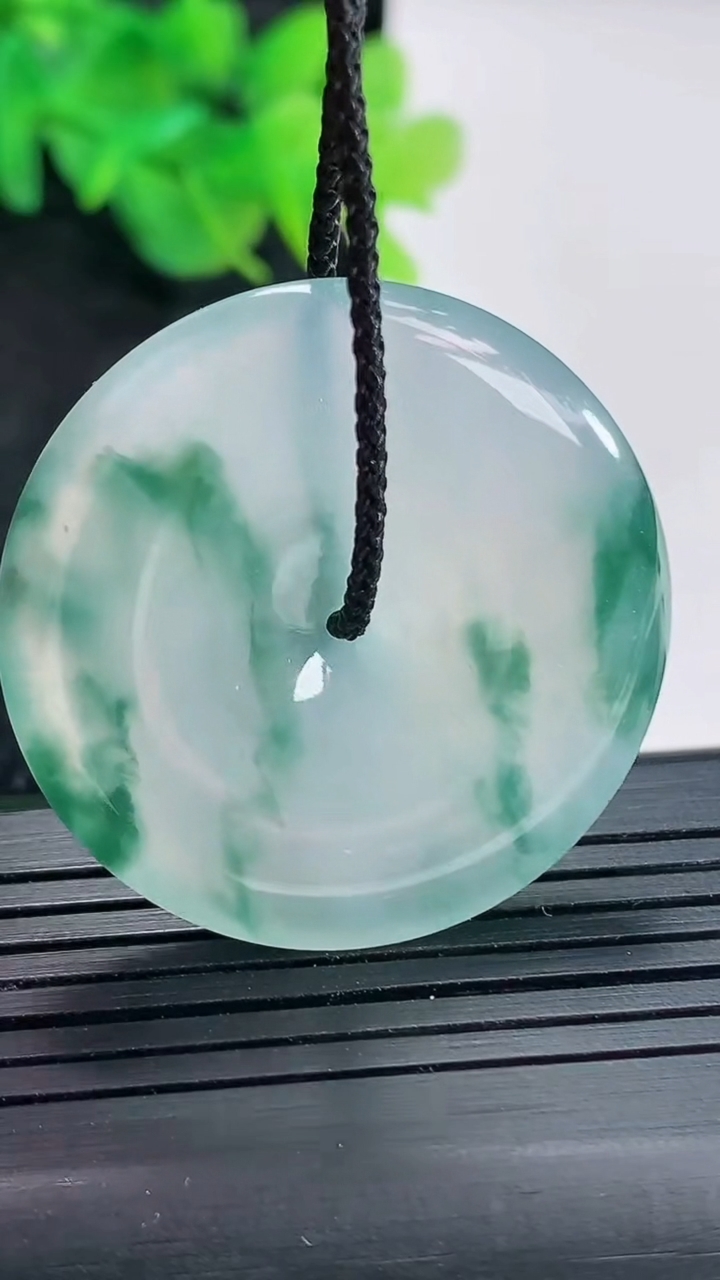 天然A货翡翠飘花平安扣吊坠，尺寸35.5-5.5重量:14.63g
4月21日