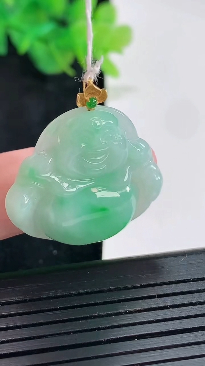 天然A货翡翠佛公吊坠，尺寸25-28.6-5.2重量:5.95g
4月21日