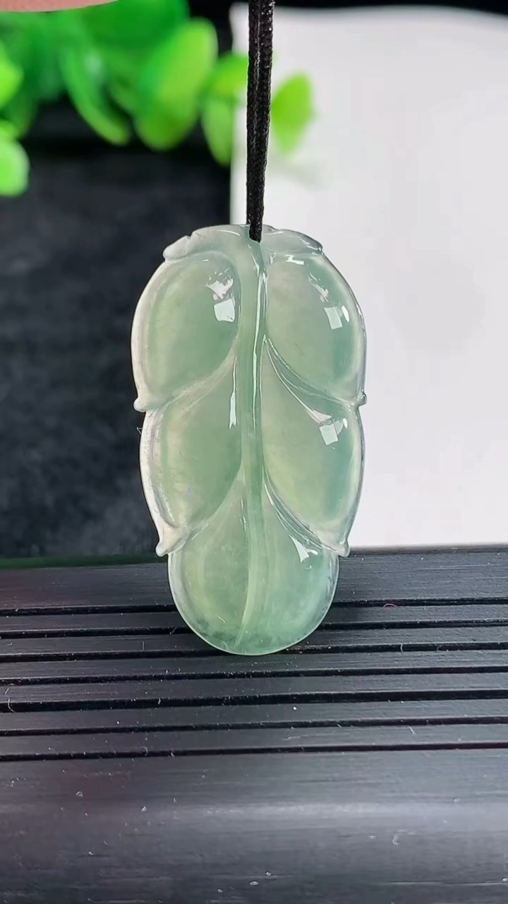 天然A货翡翠金枝玉叶 叶子吊坠，尺寸35-19.5-3.5重量:4.68g
4月21日