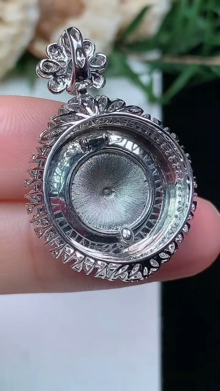 天然A货翡翠平安扣吊坠，尺寸30.8-21-8.8，裸石16.8，重量:5.33g
4月21日