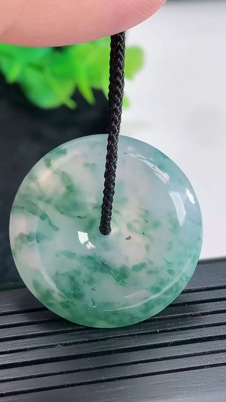 天然A货翡翠冰种飘花平安扣吊坠，尺寸30.5-6重量:11.25g
4月21日