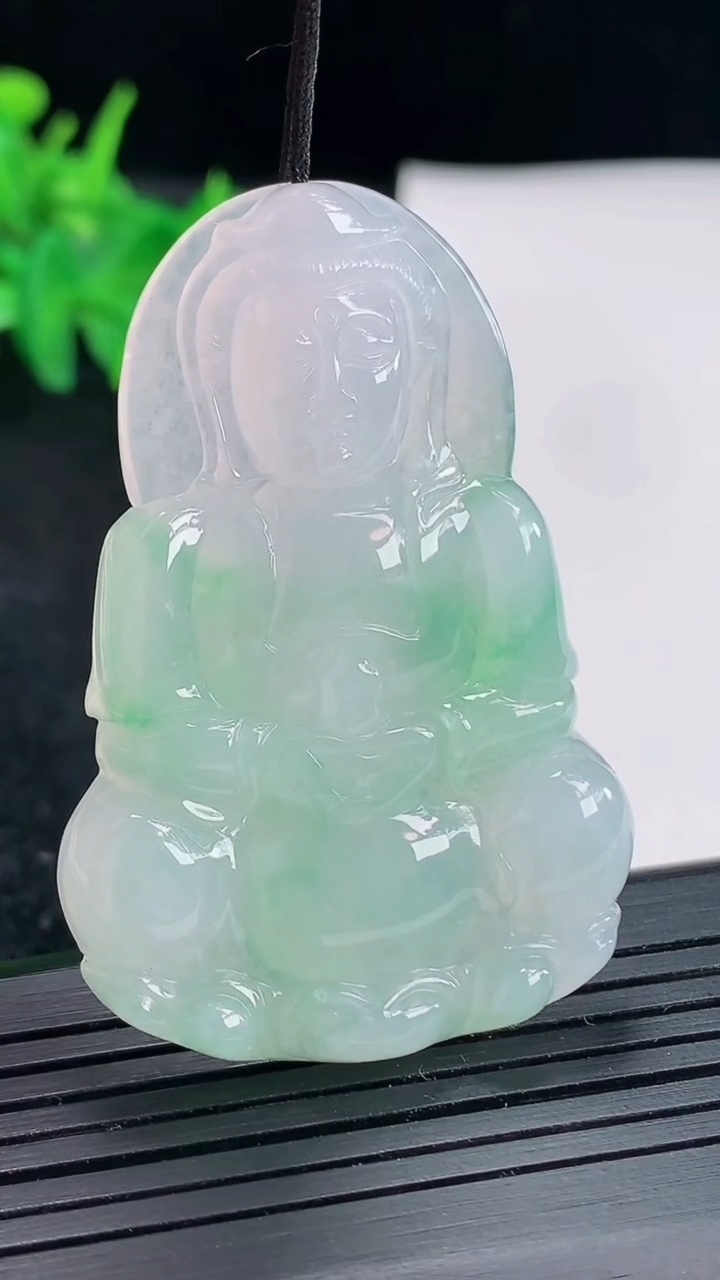 天然A货翡翠正装观音吊坠，尺寸51.5-34.5-5.8重量:17.51g
4月21日