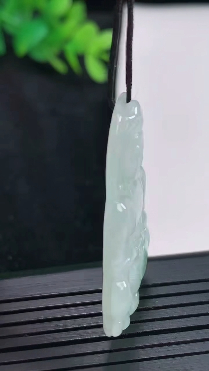 天然A货翡翠正装观音吊坠，尺寸40.5-23.6-4.5重量:7.93g
4月21日