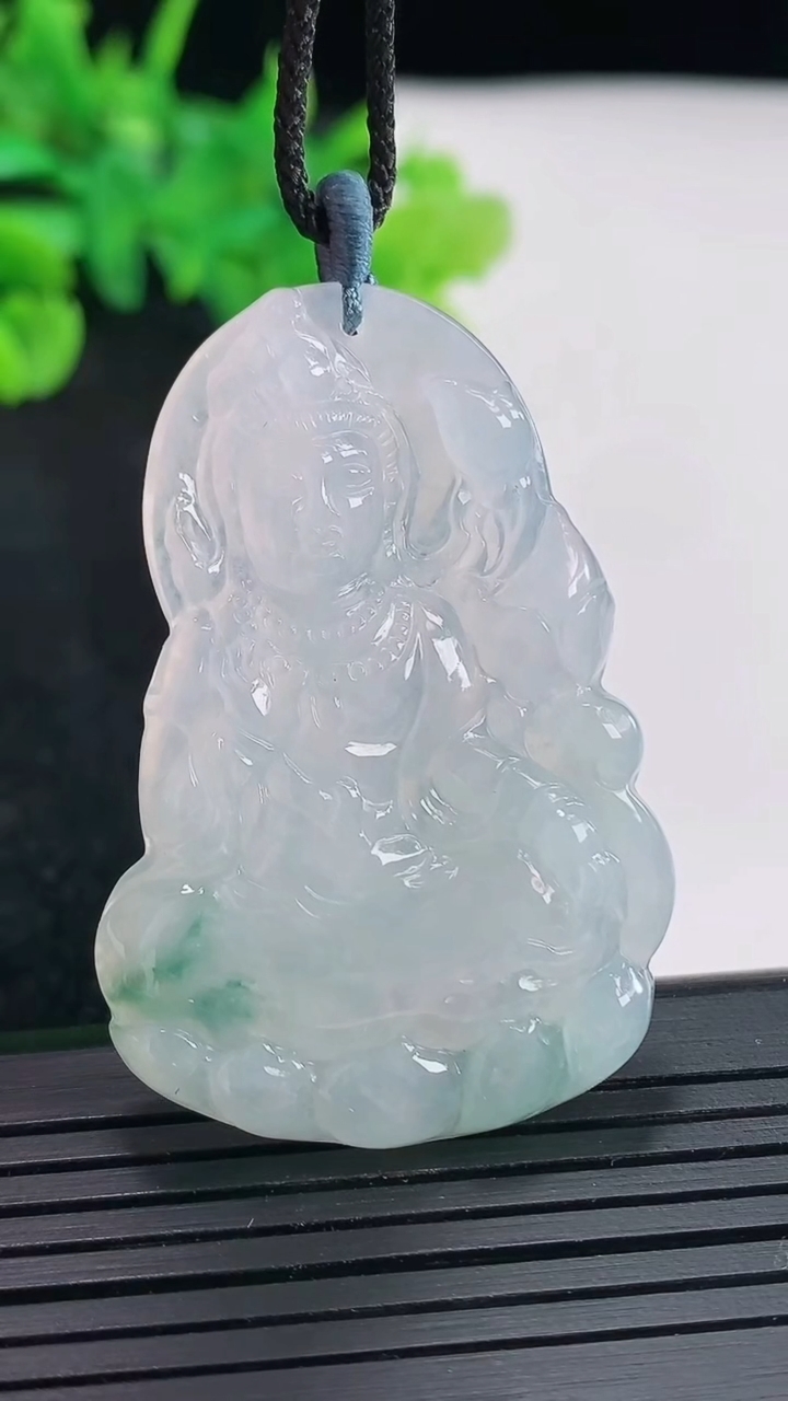 天然A货翡翠飘花大势至菩萨吊坠，尺寸45-31.6-4.5重量:12.77g
4月21日