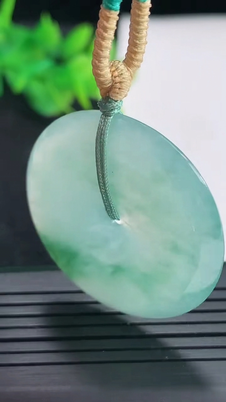 天然A货翡翠飘花平安扣吊坠，尺寸365.5重量:17.62g
4月21日