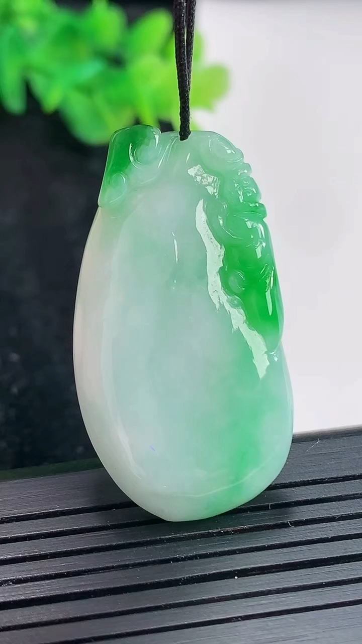 天然A货翡翠福瓜吊坠，尺寸41-22-6.8重量:13.90g
4月21日