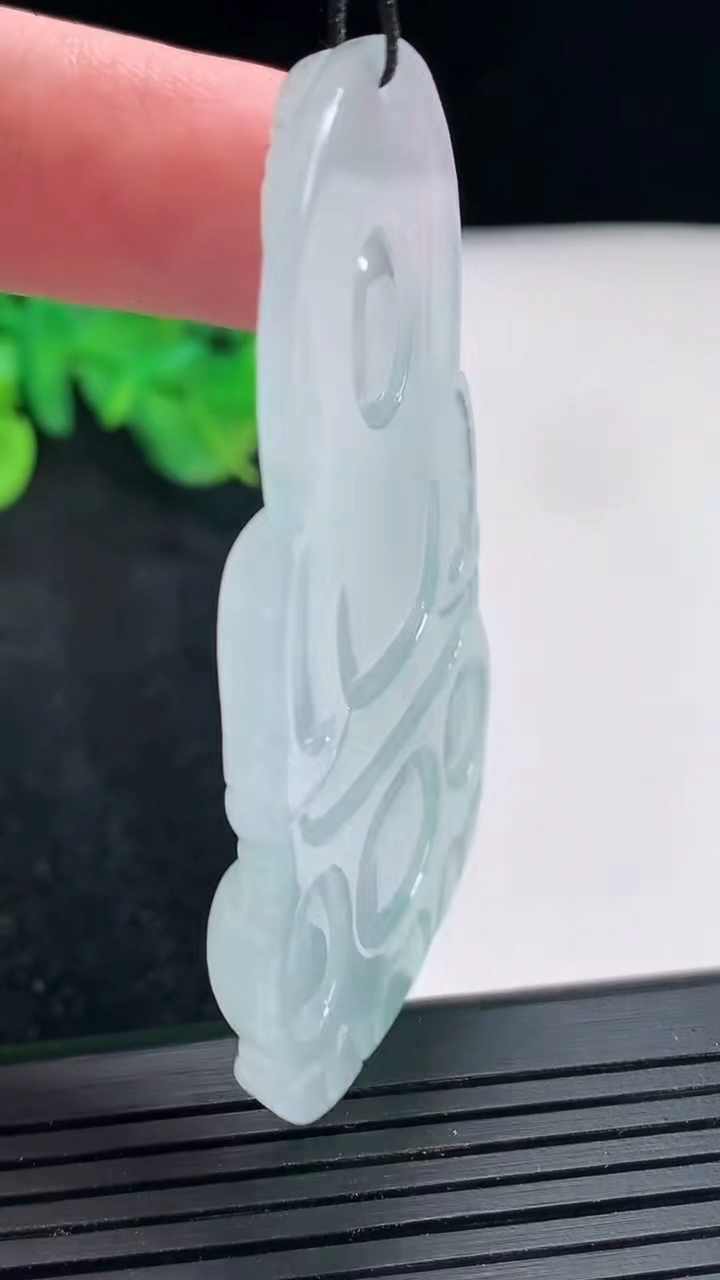 天然A货翡翠正装观音吊坠，尺寸61-37.6-5.5重量:23.82g
4月21日