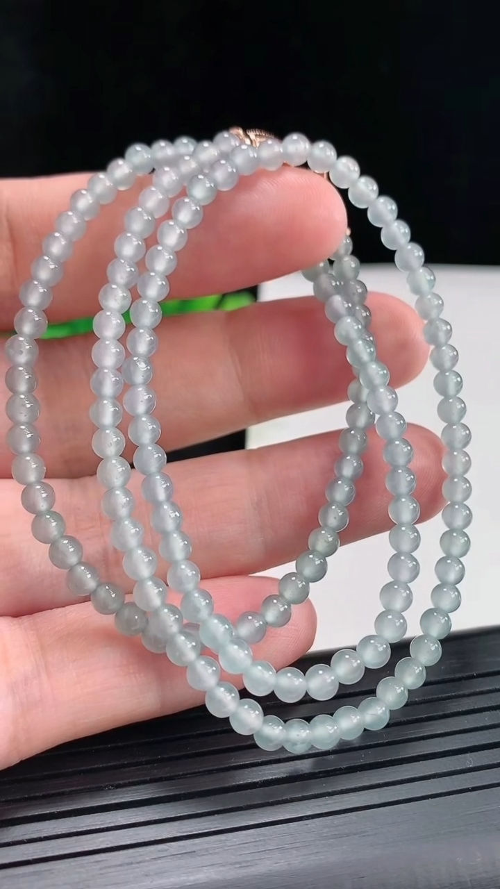 天然A货翡翠小米珠项链，尺寸4-142颗重量:14.26g
4月21日