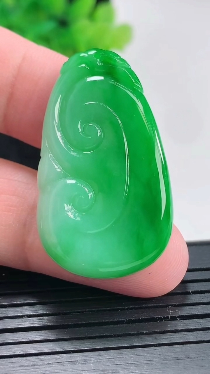 天然A货翡翠如意吊坠，尺寸39-22.6-4.5重量:9.83g
4月21日