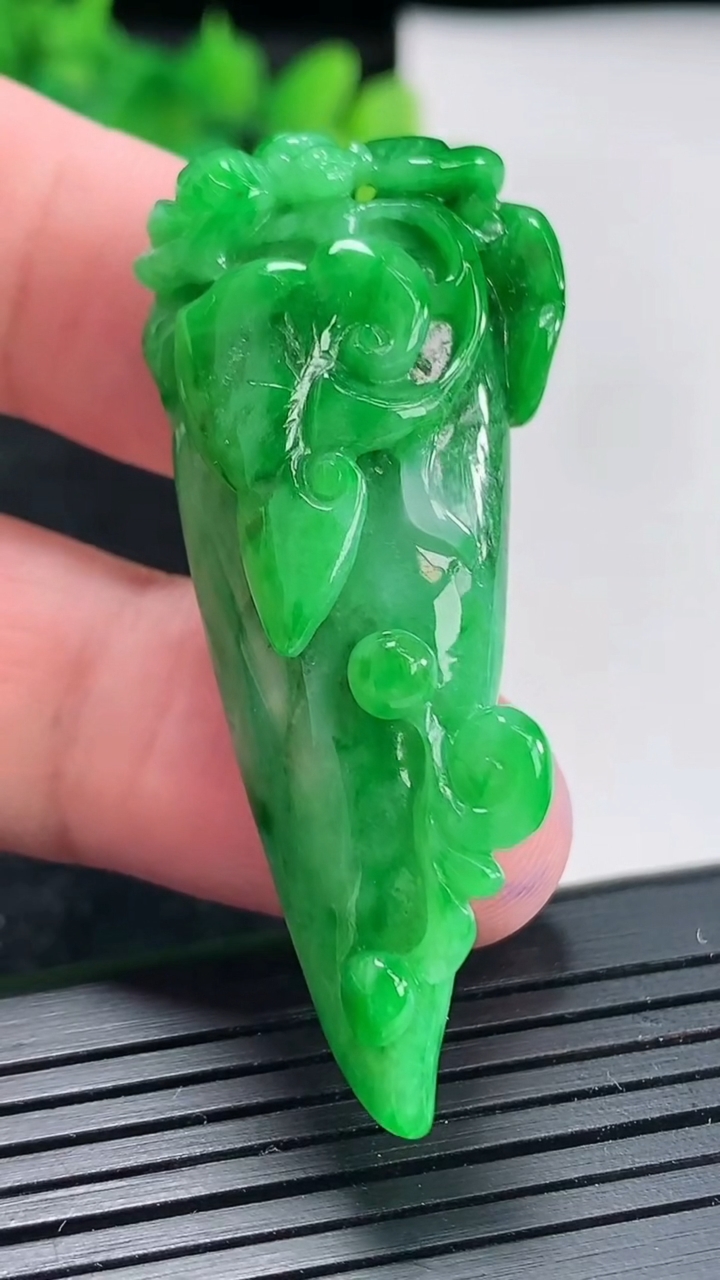 天然A货翡翠福瓜吊坠，尺寸55-22-13重量:19.91g
4月21日