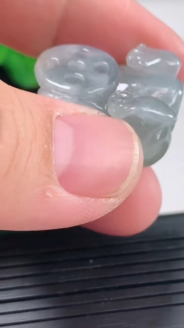 天然A货翡翠飘花貔貅吊坠，尺寸24-20-19.5重量:16.43g
4月21日