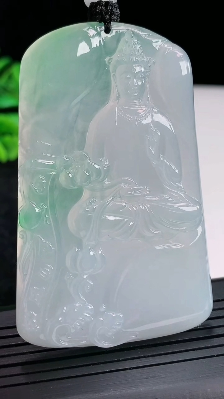 天然A货翡翠大势至菩萨吊坠，尺寸69-44-5.5重量:47.73g
4月21日