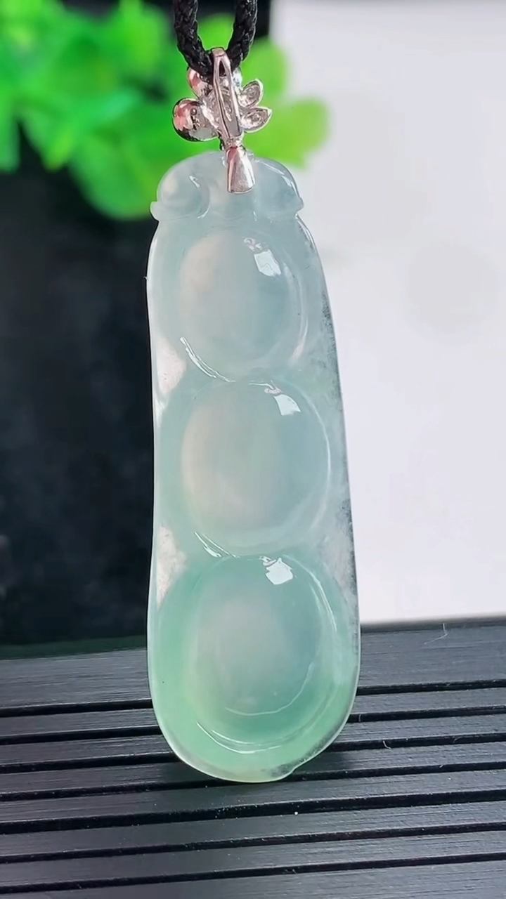 天然A货翡翠福豆吊坠，尺寸42-15-6.5重量:7.99g
4月21日