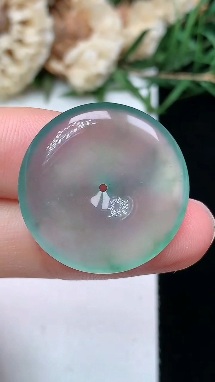 天然A货翡翠平安扣吊坠，尺寸23.6-4.3，重量:4.82g
4月21日