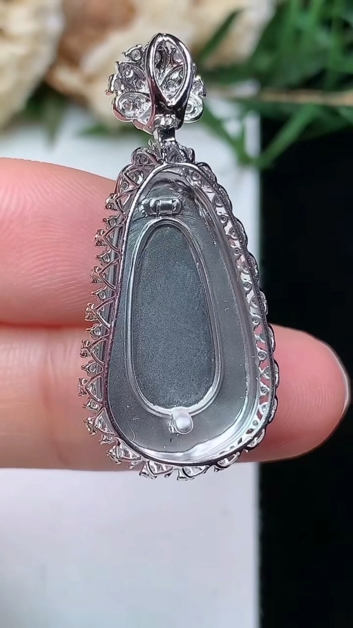 天然A货翡翠福豆吊坠，尺寸33.4-15.2-9.2，裸石21.7-12.3，重量:4.14g
4月21日