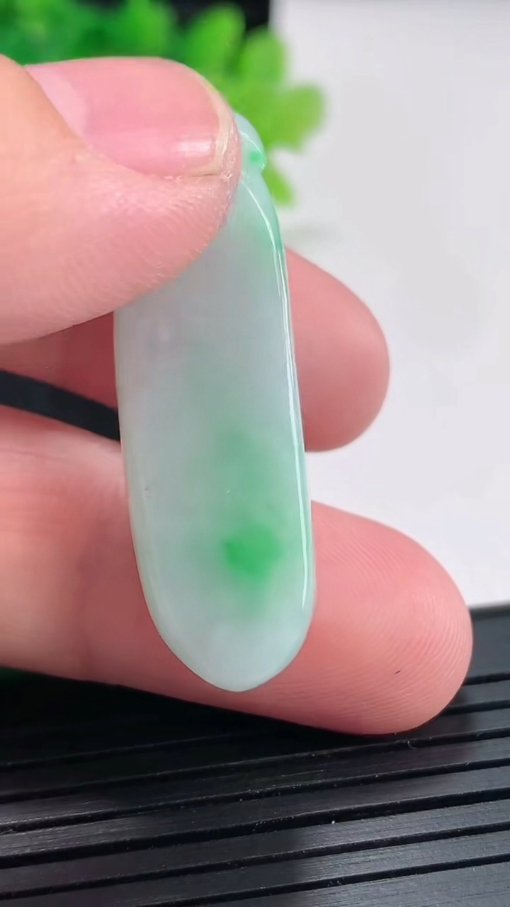 天然A货翡翠福瓜吊坠，尺寸41-12-9.6重量:10.58g
4月21日