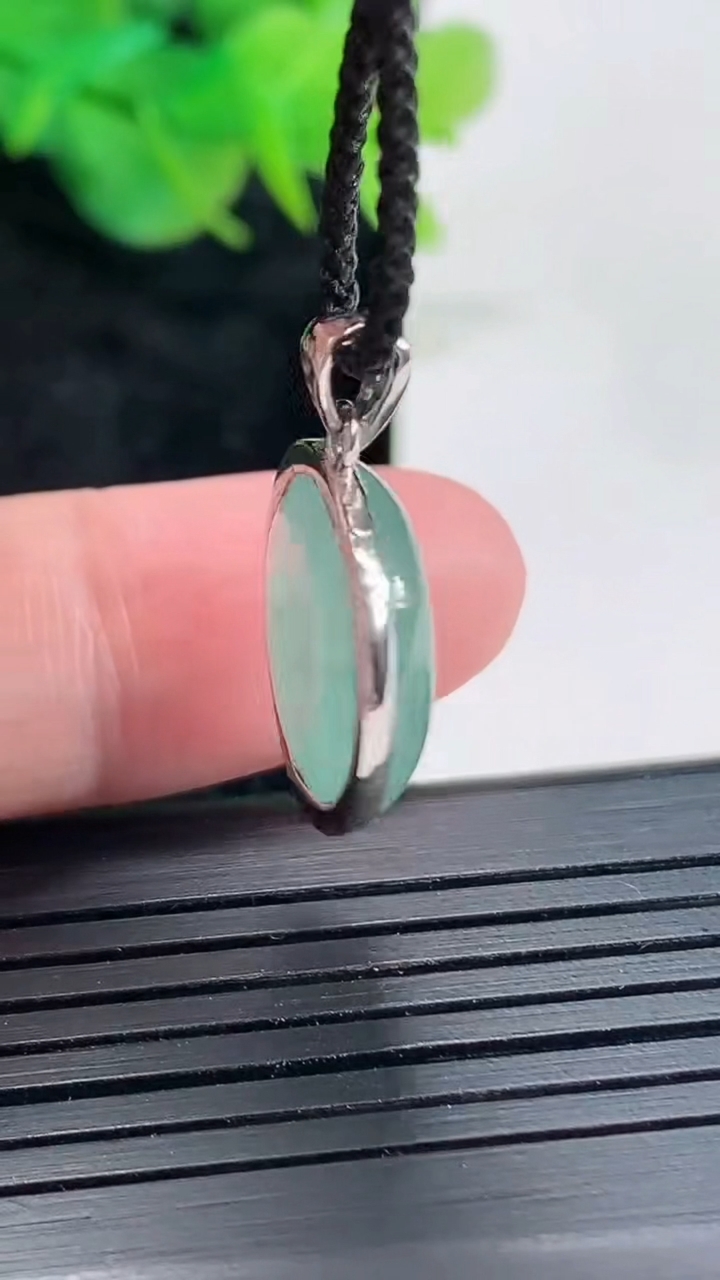 天然A货翡翠925银飘花平安扣吊坠，尺寸22-17-5，裸石16.5重量:g
4月21日