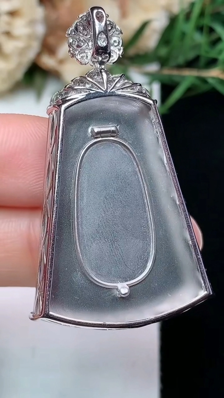 天然A货翡翠白冰无事牌吊坠，尺寸32-23.6-7.4，重量:9.36g
4月21日