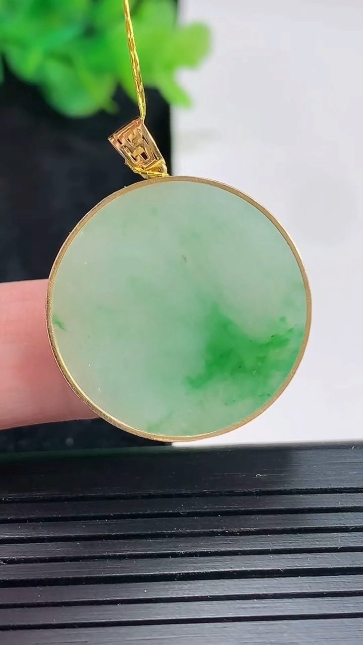 天然A货翡翠无事牌吊坠，尺寸31.6-25.5-2.6，裸石25重量:4.73g
4月21日