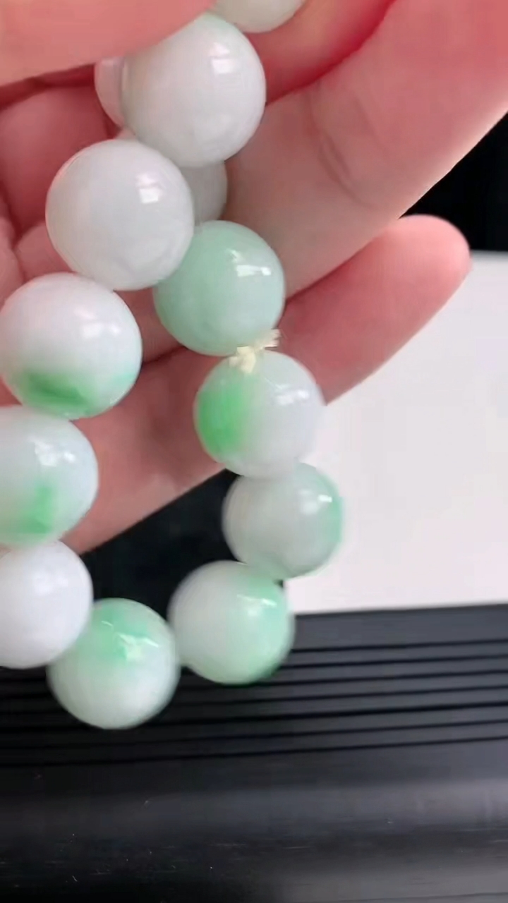 天然A货翡翠圆珠手串，尺寸13重:58.04g4744月21日
工厂直销收藏佳品,种好水足，色泽均匀，有种有色，上手高大气！