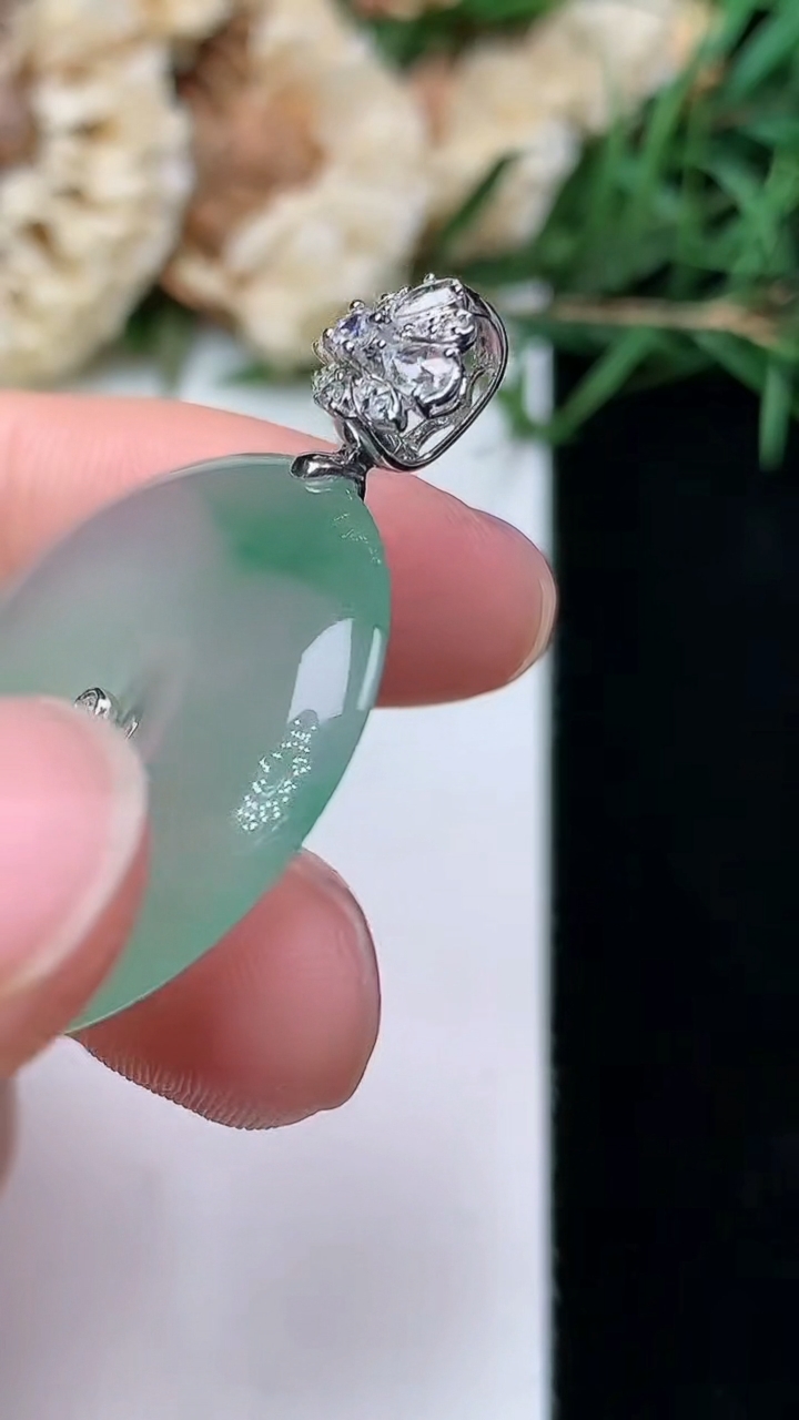 天然A货翡翠平安扣吊坠，尺寸26.5-4.7，重量:7.50g
4月21日