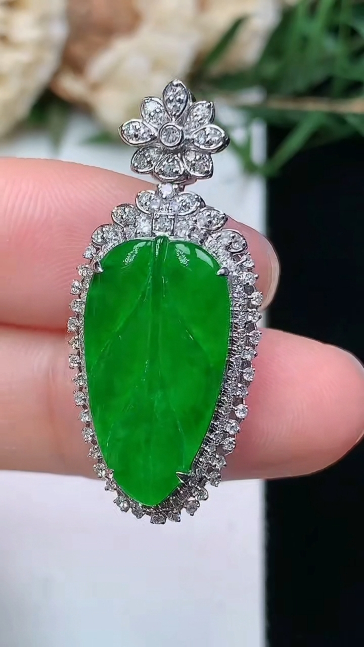 天然A货翡翠金枝玉叶 叶子吊坠，尺寸32-14.2-8.8，裸石19-10.4，重量:3.72g
4月21日