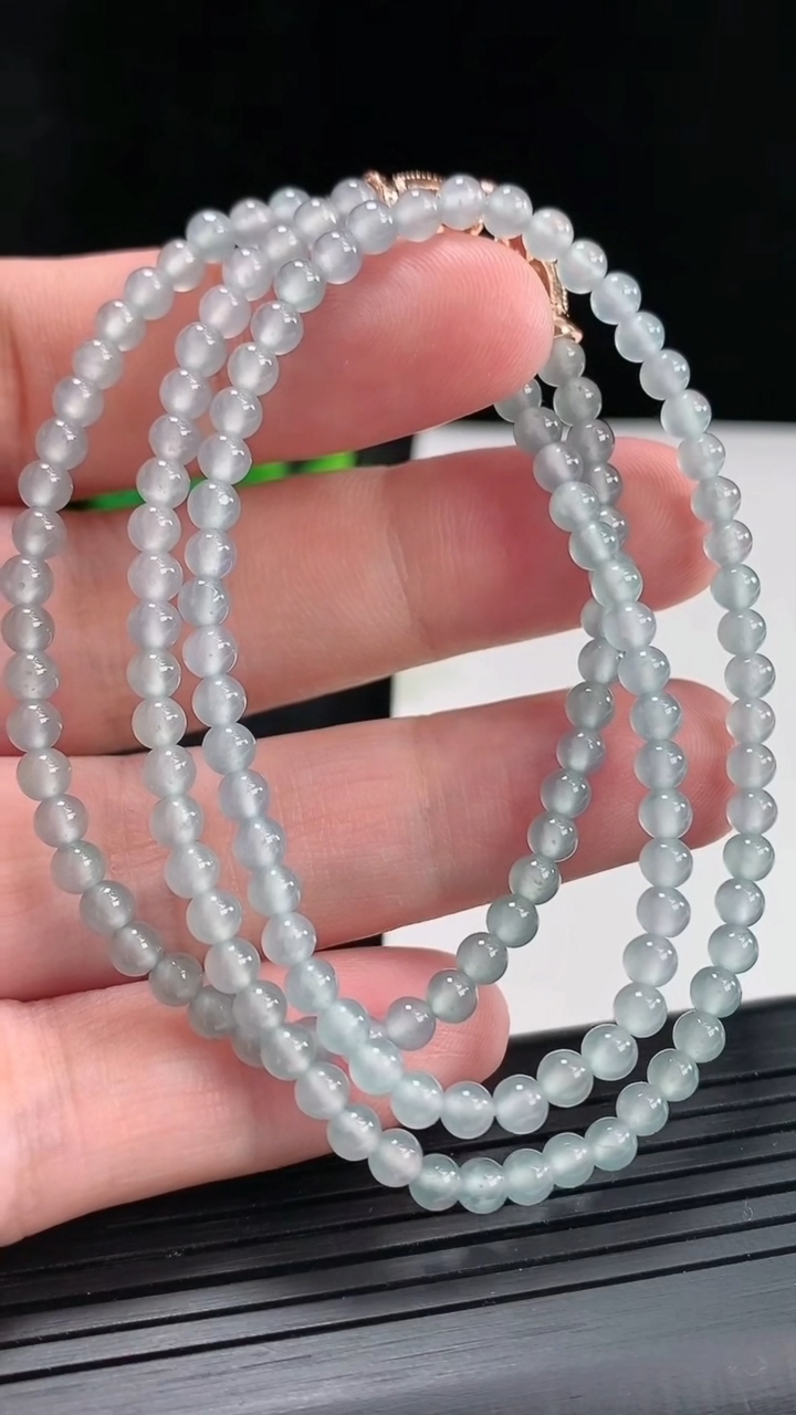 天然A货翡翠小米珠项链，尺寸4-142颗重量:14.26g
4月21日